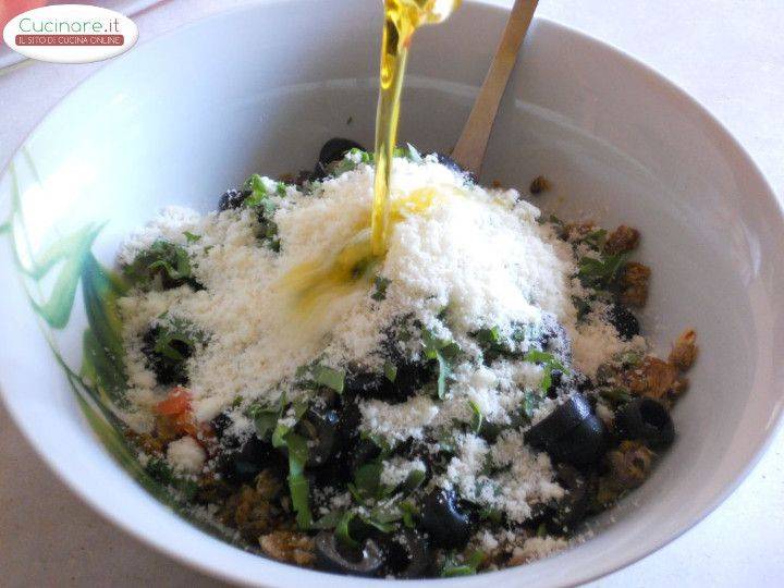 Pomodori al forno ripieni di Pane nero, Olive, Capperi e Rucola preparazione 4